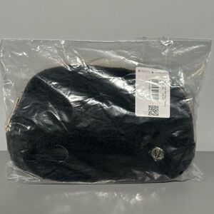 New Lululemon Everywhere Fleece Belt Bag 1L Black/Gold